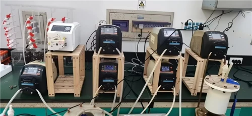 廃水処理用の工業用蠕動ポンプ ソリューション: 化学物質の投与、サンプリング、汚泥処理のための信頼性の高い流体移送